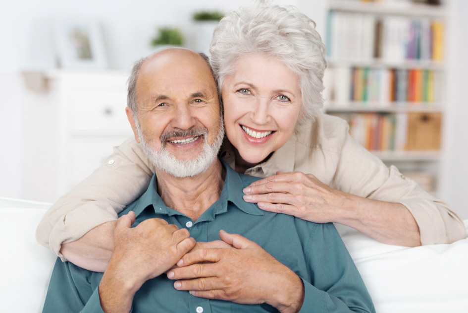 Steuerberatung für Senioren Ein attraktives älteres Paar blickt lächelnd in die Kamera